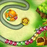 Un oso animado sostiene bolas de colores en un sendero en espiral rodeado de vegetación y elementos naturales