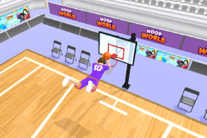 Jugador de baloncesto con uniforme morado haciendo una clavada en una cancha interior