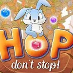 Un conejo azul sonriente sobre un cartel de madera con las palabras HOP dont stop!