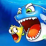 Un tiburón azul caricaturesco con una boca abierta persigue a un pequeño pez amarillo, ambos con expresiones exageradas