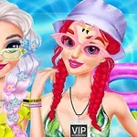 Dos mujeres con disfraces coloridos y accesorios temáticos de verano posan junto a una piscina con un fondo azul vibrante