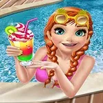 Mujer pelirroja con gafas de sol sostiene una bebida tropical de colores mientras está en una piscina