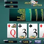 Interfaz de juego de cartas con cartas visibles: Q de corazones, 3 de tréboles, 3 de picas, A de diamantes y 9 de tréboles, junto a una tabla de pagos