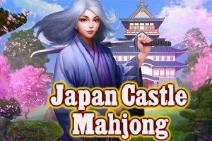 Mujer con cabello gris y kimono delante de un castillo japonés rodeado de árboles en flor