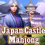 Mujer con cabello gris y kimono delante de un castillo japonés rodeado de árboles en flor