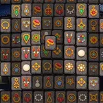 Un tablero de fichas con varios símbolos coloridos dispuestos en un patrón complejo sobre un fondo oscuro