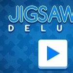 Fondo azul con un diseño de piezas de rompecabezas y un botón de reproducción triangular blanco al centro, acompañados del texto Jigsaw Deluxe