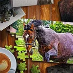Un rompecabezas parcialmente armado con la imagen de un caballo marrón en un entorno rural, acompañado de una taza de café y piezas dispersas sobre una superficie de madera