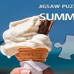 Un cono de helado con barquillos en un fondo de playa, con texto que dice Jigsaw Puzzle: Summer
