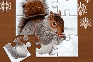 Rompecabezas de una ardilla comiendo sobre fondo nevado, con piezas dispersas sobre una mesa de madera decorada con copos de nieve