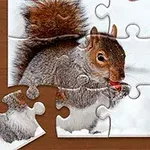 Rompecabezas de una ardilla comiendo sobre fondo nevado, con piezas dispersas sobre una mesa de madera decorada con copos de nieve
