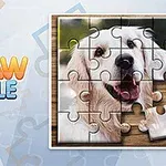 Rompecabezas de un perro blanco con fondo de madera