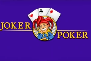 Joker con gorro de bufón rodeado por cartas de corazones, trébol y diamantes sobre un fondo morado con texto amarillo Joker Poker