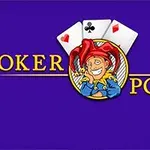 Joker con gorro de bufón rodeado por cartas de corazones, trébol y diamantes sobre un fondo morado con texto amarillo Joker Poker