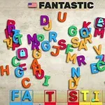 Letras coloridas esparcidas sobre un fondo claro con la palabra FANTASTIC en la parte superior y letras organizadas en la parte inferior