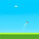 Un balón de fútbol volando en el cielo azul con nubes pequeñas y un campo verde debajo