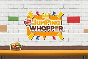 Logo de Jumping Whopper de Burger King sobre una pared blanca con un whopper en una plataforma