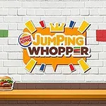 Logo de Jumping Whopper de Burger King sobre una pared blanca con un whopper en una plataforma