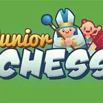 Personajes caricaturescos de un alfil, niño y caballo sobre texto Junior Chess en fondo verde
