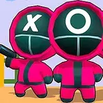 Tres personajes con trajes rosados y cascos negros con símbolos de círculo y de cruz, sosteniendo objetos, en un entorno al aire libre
