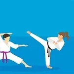 Dos personas practicando artes marciales con uniformes blancos, una realizando una patada alta y la otra en posición defensiva