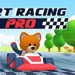 Un personaje con cabeza de oso conduce un kart rojo en una carretera rodeada de árboles