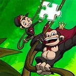 Dos monos con coronas colgando de lianas sobre un fondo verde, con una pieza de rompecabezas blanca encima