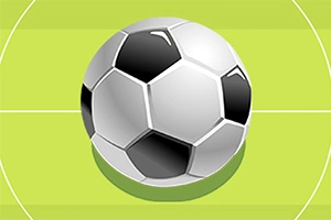 Balón de fútbol en un campo verde con líneas blancas