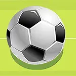 Balón de fútbol en un campo verde con líneas blancas
