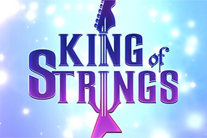 Texto King of Strings en letras moradas con una guitarra estilizada de fondo sobre un brillo azul