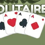 Cuatro cartas de juego con ases de diferentes palos (picas, corazones, tréboles y diamantes) sobre un fondo verde con el texto SOLITAIRE