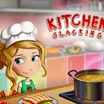 Una joven chef mirando a su alrededor mientras un chef mayor la observa en una cocina con una olla de sopa en la estufa