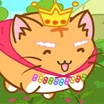 Gato caricaturizado con corona dorada y capa rosa, adornado con un collar de cuentas de colores, sobre un fondo de arbustos verdes