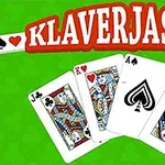 Cartas de naipes, incluyendo un trébol, un rey de rombos, un as de espadas y una reina de diamantes, sobre un fondo verde con la palabra KLAVERJASSEN en la parte superior