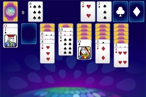 Cartas de solitario dispuestas en columnas sobre un fondo azul con un diseño colorido en la parte inferior