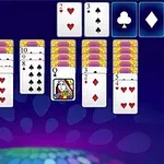 Cartas de solitario dispuestas en columnas sobre un fondo azul con un diseño colorido en la parte inferior