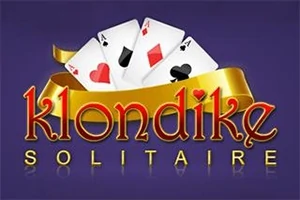 Cuatro cartas de póker con un lazo dorado y el texto Klondike Solitaire en un fondo morado