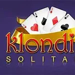 Cuatro cartas de póker con un lazo dorado y el texto Klondike Solitaire en un fondo morado