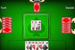 Mesa de juego con cartas en un diseño virtual, mostrando manos de jugador y cartas abiertas y tapadas