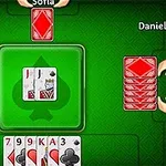 Mesa de juego con cartas en un diseño virtual, mostrando manos de jugador y cartas abiertas y tapadas