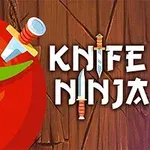 Tomate atravesado por un cuchillo sobre un fondo de madera con el texto Knife Ninja