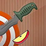 Cuchillo clavado en un tablero de madera con dos rebanadas de manzana alrededor