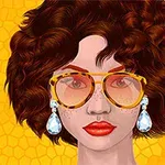 Mujer con gafas grandes y cabello rizado, usando pendientes brillantes, sobre un fondo amarillo texturizado
