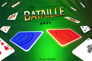 Cartas de juego dispersas sobre un fondo verde con un par de cartas centrales iluminadas en azul y rojo