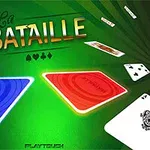 Cartas de juego dispersas sobre un fondo verde con un par de cartas centrales iluminadas en azul y rojo