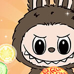 Un personaje con apariencia de monstruo peludo con orejas de conejo y expresión sonriente rodeado de dulces coloridos