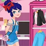 Joven de cabello azul con moño rojo en un vestidor rosado junto a un guardarropa con ropa de colores brillantes