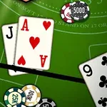 Cartas de juego y fichas de casino sobre una mesa verde