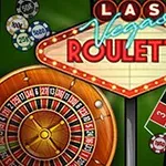 Rueda de ruleta de casino con fichas y tabla de apuestas sobre fondo verde