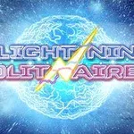 Texto brillante Lightning Solitaire con un rayo en el centro sobre un fondo de energía azul eléctrica